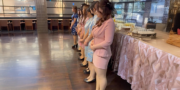 整列したミニチャイナコンパニオン